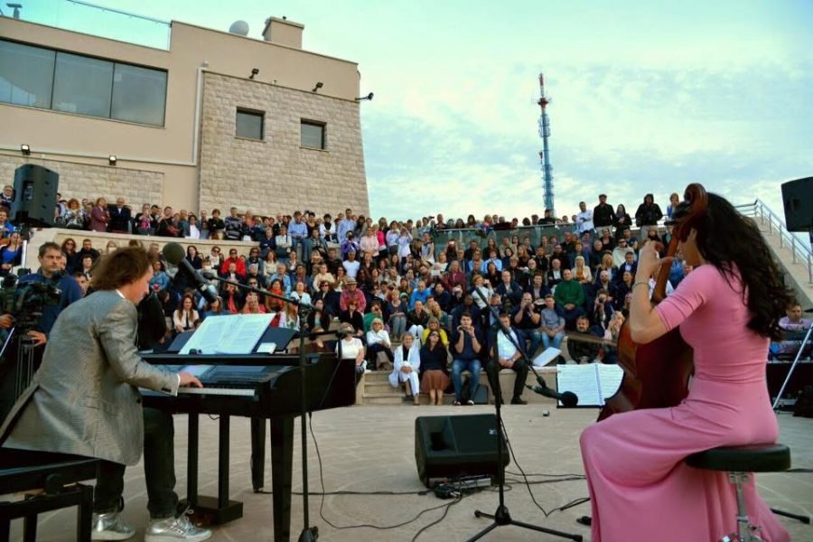 2016. 1 Oliver Poole